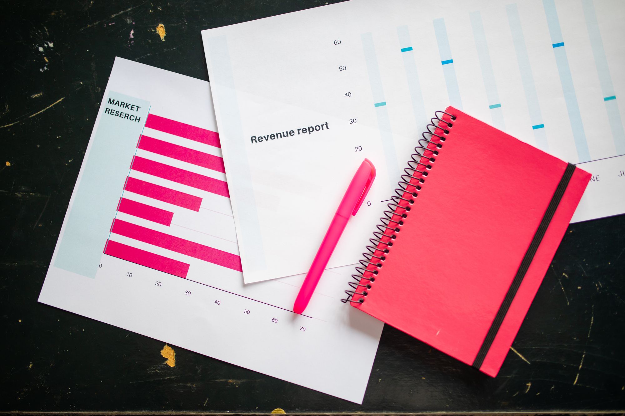 mb-tax-business-plan-pexels Caderno e caneta sobre graficos de negocio