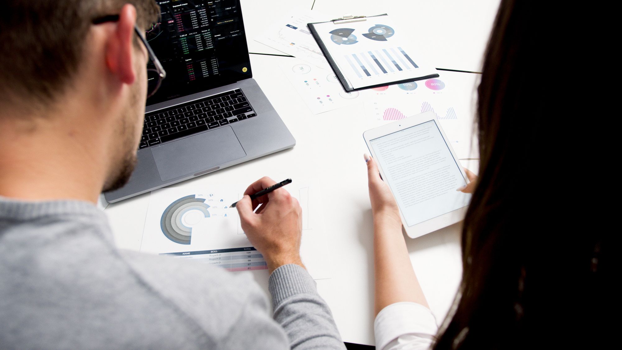 mb-tax-financing-pexels Profissionais analisando relatorios financeiros