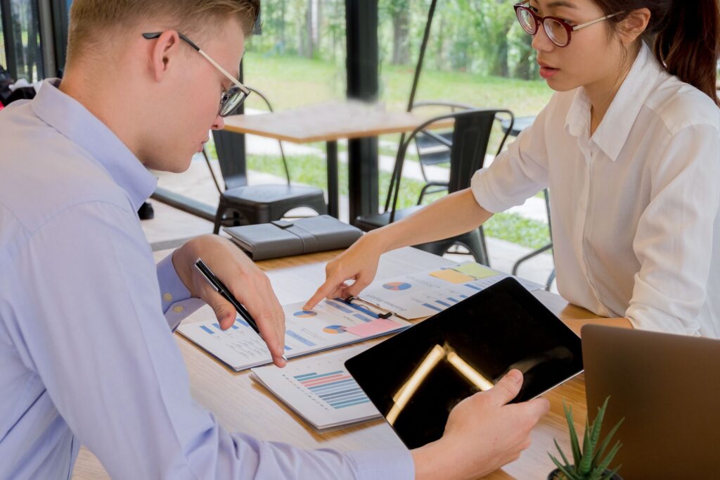 Equipe revisando documentos financeiros