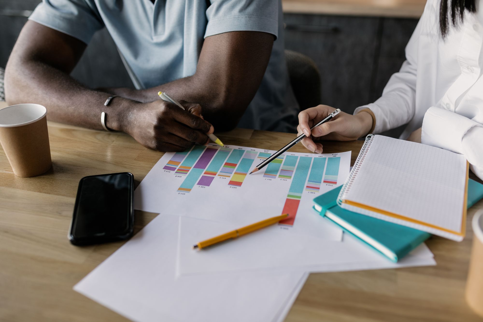 mb-tax-succession-planning-pexels Dois profissionais planejando com graficos