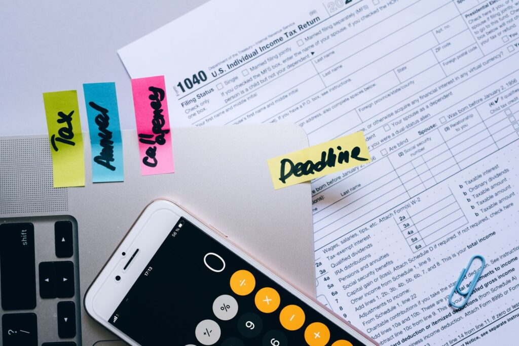 Documentos fiscais e calculadora sobre a mesa
